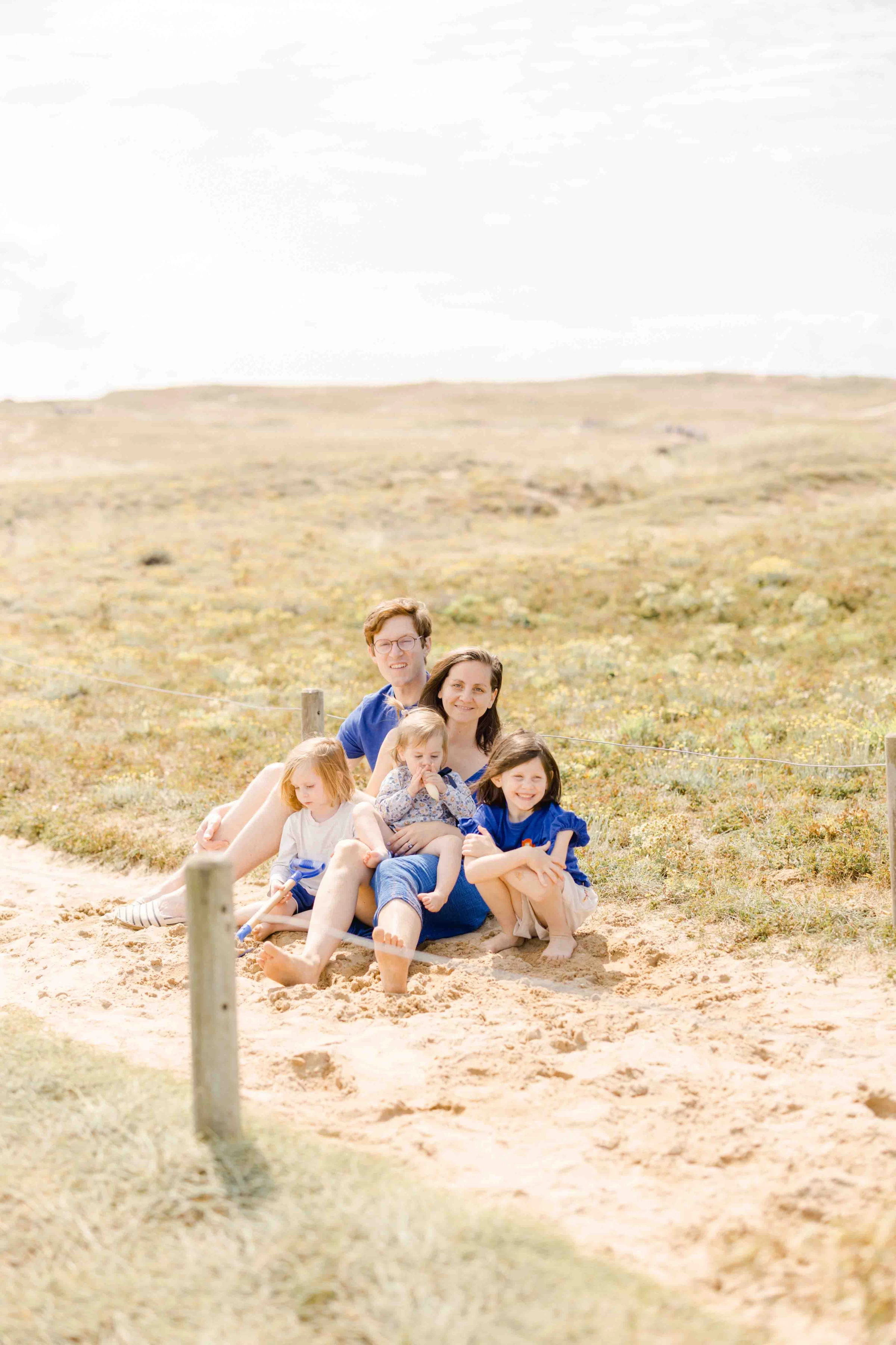 bonheur sourire prairie enfant gris